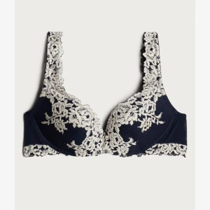 Intimissimi bh - Superpushup-behå Gioia Pretty Flowers. Marinblå storlek 75 C. Helt ny med prislapp. Säljer för att den var för liten på mig.