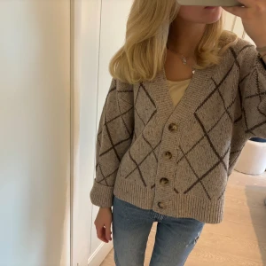 Kofta i ull - Superfin kofta i ull från Selected Femme, storlek L men sitter snyggt oversized på mig som normalt har xs/s💕 sparsamt använd