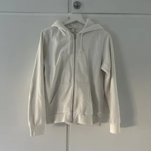 Zip hoodie - Vit zip hoodie från h&m. Mellantjockt tyg och sann till storleken. Pris går att diskutera💕