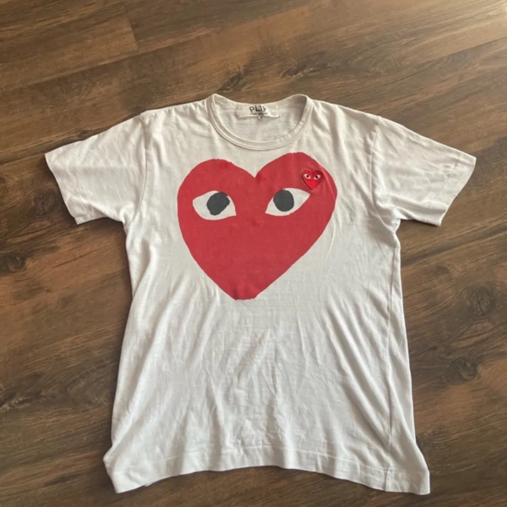 Tjoo, Säljer denna Riktigt feta CDG tishan till dunderpris💯💯💯 Skick 9/10✅✅✅✅ DMa vid minsta fundering🤗🤗🤗 Kolla profil för intressanta uppdates ‼️‼️. T-shirts.