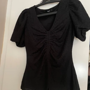 Svart topp - En fin svart blus/topp från bikbok använd inte endast en gång 
