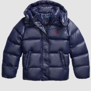 Ralph Lauren Jacka  - INTRESSEKOLL på min jättefina dunjacka från Ralph Lauren. Där jag kollat så är den slutsåld. I srl xl (155-159) i barnstorlek men passar mig som vanligtvis har xs perfekt🥰 Kollar vad alla är bredda att betala för den, jättefint skick!!❤️❤️