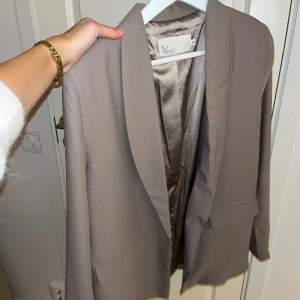 Beige kavaj  - Aldrig använt, fint skick med andra ord. Något oversize. 