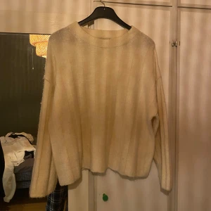 Stickad tröja - Stickad cremefärgad/vit tröja från Gina Tricot 💗 Storlek XS (stor i storleken) 😊 Andvänd fåtal gånger