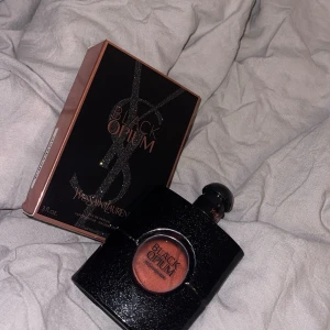 Black opium - Säljer denna parfymen. Helt ny. 💞  Kom DM för frågor.   Köpt för 1200, säljer för 850kr
