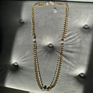 Pärlhalsband kedja långt - Så fint guldigt halsband med pärlor. Köpte det utomlands för 49€ vilket motsvarar cirka 550kr. De sa att det var 18k guldpläterat. Har inte använt det då jag har så sjukt mycket smycken. Det är i väldigt fint skick och fin färg.