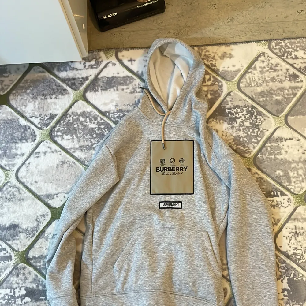 Den är helt ny och har aldrig används,anledningen att jag säljer är att den är för stor storlek L grå och är i bra condition pris kan diskuteras . Hoodies.