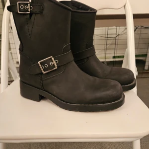 Johnny bulls stl 39-40 - Säljer ett par svarta boots av närket Johnny Bulls. De har en robust sula och är perfekta för höst och vinter. Bootsens stil är både tuff och stilren, vilket gör dem lätta att matcha med olika outfits. Stl 39 men passar även mig som har 40.