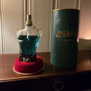 Jean Paul Gaultier Le Beau Eau De Toilette - Ca 85 ml kvar av 125 ml. Burken har lite skador men själva parfymen är okej. Jag köpte den för 1 150