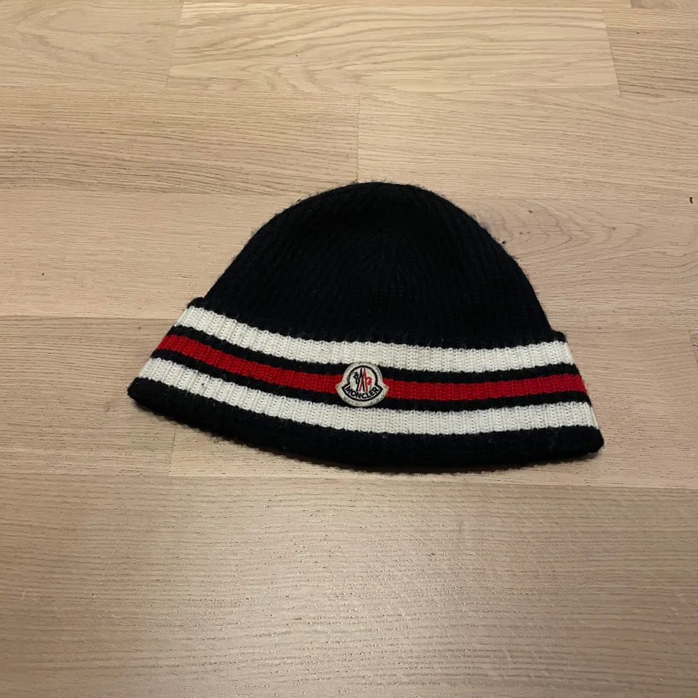 Säljer nu min Moncler mössa pga att den inte kommer till användning så mycket. Mössan är köpt på NK, men har tyvärr inte kvar kvittot🙁 (NK påsen ingår såklart😃). Accessoarer.