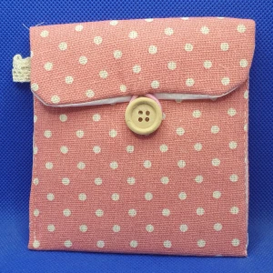 Liten necessär för tex tampax - Liten väska / necessär som du kan ha tex tamponger / bindor i för att enklare hålla reda på dessa i väskan. Mått på dessa är ca 11 × 11 cm.