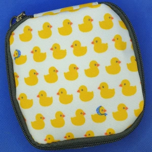 Necessär - Liten necessär att ha i väskan med små prylar i, perfekt att ha bindor / tamponger lypsyl smink ect. Mått på denna är ca 13 × 13 cm och djupet är 4 cm.