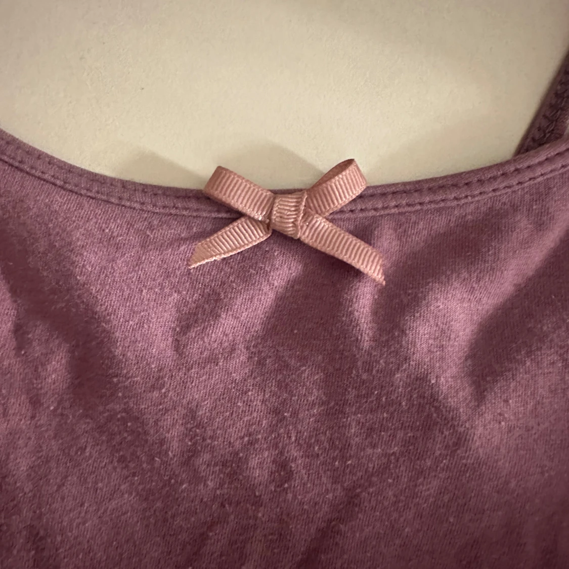 söt lila linne med rosett  - 90