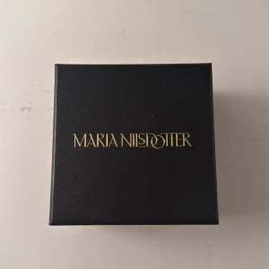 Maria nilsdotter halsband - Helt nytt oanvänt maria nilsdotter halsband. Är en av de två halsbanden från ”You and Me necklace”. ❤️❤️ om ni vill ha fler bilder på är det bara fråga