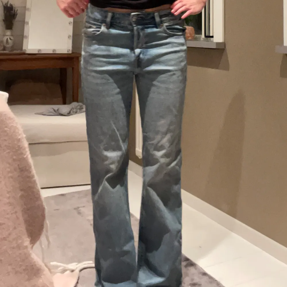 Low waist jeans i strl 38 från hm, jag har dom som lowwaist då 38 är en storlek för stor men kan ju ha de som vanliga tajta jeans oxå. Fina att ha till sweatshirt eller hoodie❤️. Jeans & Byxor.