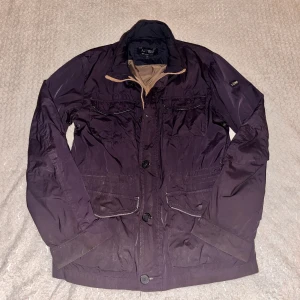 Armani jacka - Säljer en fin armani jacka som passar bra inför hösten och våren. Den har tecken för lite slitage därav priset. Skriv gärna ifall du har frågor eller ifall om du är intresserad😁