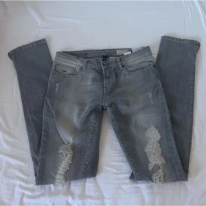 Tommy Hilfiger jeans! - Jag säljer ett par snygga lågmidjade skinny jeans från Tommy Hilfiger. De är i storlek W28/ L32 och säljs inte längre. 