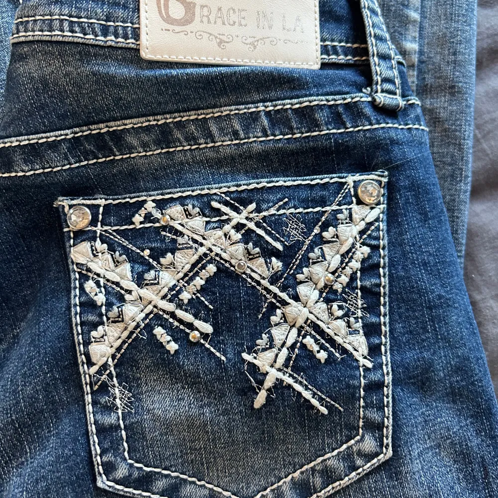 Säljer dessa bootcut jeans då dom aldrig kommer till använding, jensen är i jättebra skick, köpta i USA i vintras, jag är 166 och dom är lite stora i midjan men går hela vägen ner till marken, undrar du nått så tveka inte på att skriva och fråga!🩵 . Jeans & Byxor.