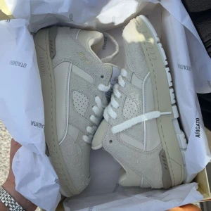 Arigato area lo fluffy  - AREA LO FLUFFY SNEAKER” i storlek 39 färgen beige/ beige. Skitsnygga!! Lite använda, finns nån liten repa på sulan som lätt kan fixas för den händige! Men inga stora skavanker. Se bilder. Snyggt helhetsintryck. Kommer rengöras noga innan försäljning!
