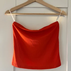 Tubtopp - Två stycken tubtoppar i en röd/orange färg och en grön. Båda två ingår, går även att köpa endast en. Använda en gång.