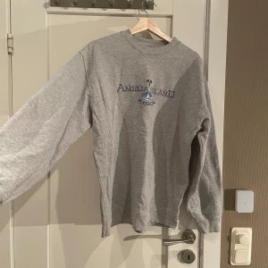 Sweatshirt - Skön oversized sweatshirt i strl xs, men den e oversized. Inte jätteanvänd så den e väldigt mjuk och har stora armar samt en skön passform❤️ nypris 399kr