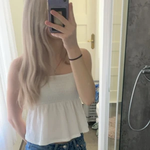 fin topp - Super fin topp från Gina som inte används, den är nästan aldrig använd och i fint skick, storlek Xs men passar även S. Axelbanden går att ta av och tyvärr hittar jag inte dom, annars är den helt felfri. Nypris 230 kr  💕