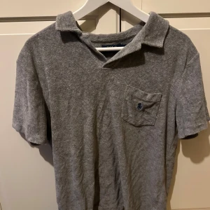 Polo Ralph lauren frotté  - Säljer en riktigt schysst Ralph lauren frotté pike som är i ett väldigt bra skick köptes i somras men inte använd mycket alls nypris ligger på 1300kr och tröjan är knappt använd! Pris kan diskuteras vid snabb affär!