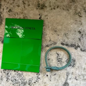 Bottega veneta armband- blått skinn  - Säljer mitt bottega armband i en fin turkos blå färg då den inte kommer till så mycket användning. Köpt i butiken här i Sthlm, ursprungsrpris 2000kr. Säljes för 800kr Längd: 18 cm Hör av er vid frågor☺️☺️