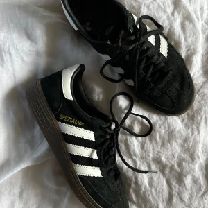 ADIDAS Handball Spezial svarta - Mina älskade adidas. Insett att de är aningen små så därför säljer jag, använda några gånger.