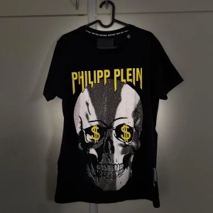Philip plein t shirt utmärkt skick  - Philip plein t shirt utmärkt skick aldrig använd för ett billigt pris, priset kan diskuteras