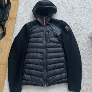 Parajumper Warm Up Jacket - Parajumper jacka nypris ca 4000 Liten repa i bröstet inget som påverkar hållbarheten av fjädrarna på insidan. Sparsamt använd. Passar ej min storlek längre.  Därav priset.