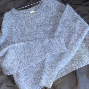 Stickad tröja - Fin stickad tröja i alpacka ifrån Åhléns, tröjan är enbart använd en gång och är därför i nyskick. Säljer pga att den är för stor för mig. Köpt för 500kr 