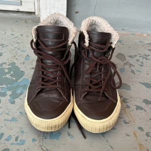 Lacoste skor - Säljer brun Lacoste skor eftersom den är liten , storlek 42, har aldrig använt skorna, har haft de sen 2023 de passar för vinter, kan tvätta de innan beställning 