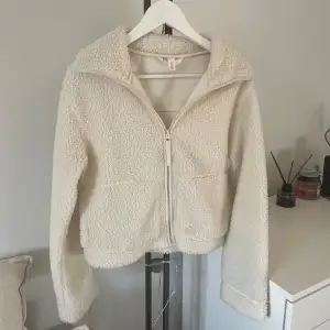 Vit/créme-färgad teddyjacka från H&M, knappt använd och superbra skick😍Pris kan diskuteras skriv vid frågor