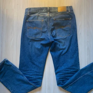Nudie Jeans  - Snygga och sköna jeans från Nudie. Ny pris 2500kr Sick 10/10 nästa aldrig använd  Mått W32 L34  Pris kan diskuteras 😊