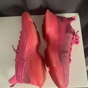 Skor - Jag säljer mina rosa Steve madden skor som är använda knappt en gång och ser helt oanvända ut. Dom är väldigt sköna att gå i men är inte min stil längre tyvärr.