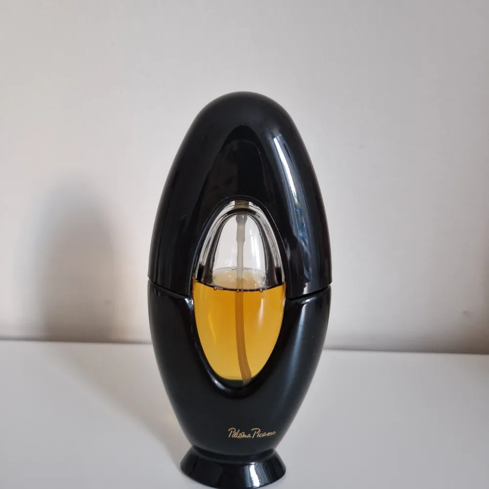 Säljer en parfym från Paloma Picasso. Den är 100 ml och har en stilren design som verkligen sticker ut på sminkbordet. Perfekt for den som vill ha en doft med både stil och klass. Eau de parfum. 60% kvar. Köp nu eller lägg bud! 💛. Parfym.