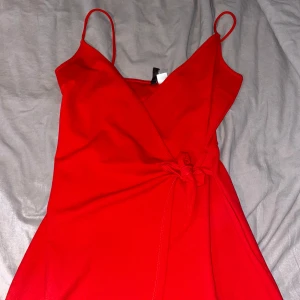 Klänning  - Röd klänning aldrig använd utan bara provad. Stl 36 🌸