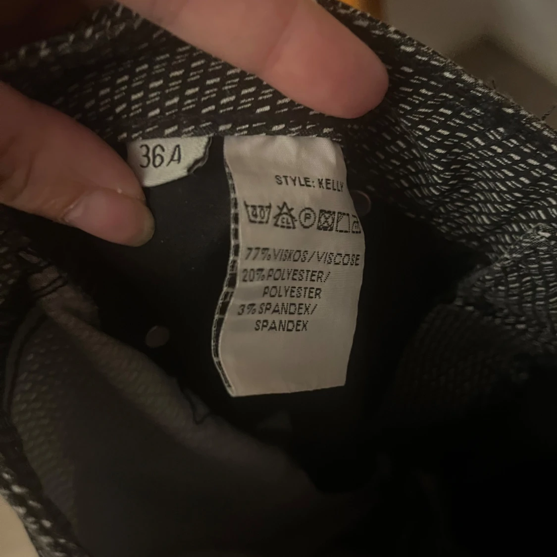 Mönstrade byxor i svart och vitt - 92