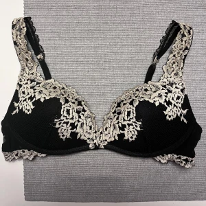 Intimissimi bh  - Svart Intimissimi bh i modellen gioia, saknar lapp men annars i väldigt bra skick💞storlek 75B