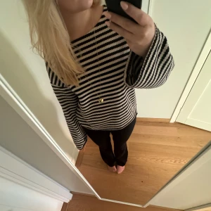 Sött randig tröja  - Fin väldigt skön stickad tröja. Använd men ändå fint skick🩷🩷