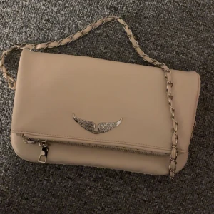 Zadig väska - Alldrig andvänt den då det inte är min still! Den är helt ny , köptes för 4000kr ( pris går att diskuteras vid snabb affär )