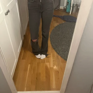Svarta midwais jeans  - Det är ett par jätte sköna jeans men som tyvärr är försmå för mig. Inte så gammal, köpta för ungefär 500kr