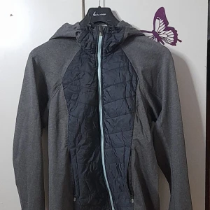 Jacka - Den har bara används ungefär 2 gånger och är i mycket bra skick