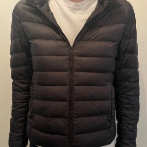 Jacka!!  - Super fin jacka ifrån Uniqlo! Fint skick, aldrig kommit till nån användning! 