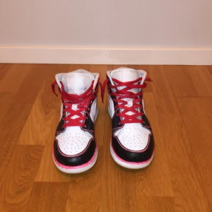 Jordan 1 - Bra Jordans de var originella helt vita men min pappa målade om dem, skorna är bara använda 3 gånger