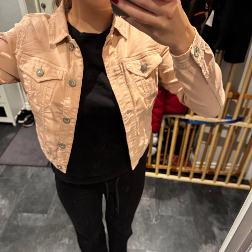 Superfin rosa jeansjacka i stretchigt jeans material från märket cream❣️i bra skick!. Jackor.