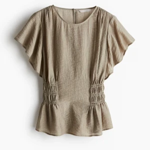 Strukturerad blus  - Fin strukturerad blus från hm med volang, endast använd en gång så inga defekter 