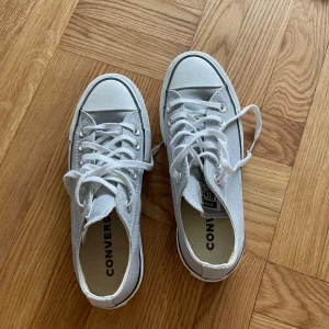 Gråa Converse  - Endast använd en gång så de är i väldigt bra skick. En hög platå