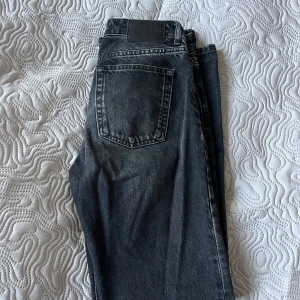 Zara jeans! - Säljer mina mid waist straight jeans från zara. De ska vara lite urtvättade i sin färg så det är inget som blivit slitet! Den säljs inte längre på zara!